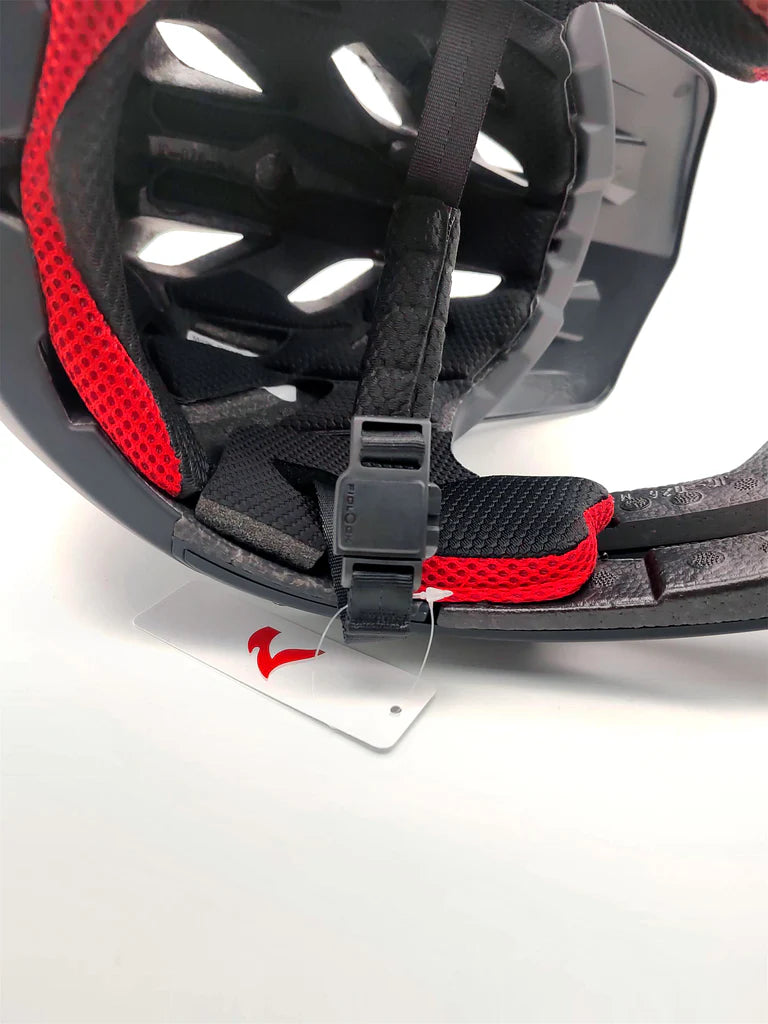 Detail of the adjustable strap with red accents on the Predator RS-X helmet