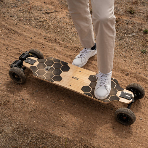 MEEPO ROVER. This product is an electric skateboard featuring a wooden deck with a distinctive hexagonal grip tape pattern